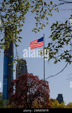 USA, New York State, New York City, amerikanische Flagge am Fahnenmast im Central Park Stockfoto