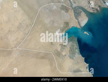 Farb-Satellitenbild von Kuwait und den Nachbarländern, mit Grenzen. Stockfoto
