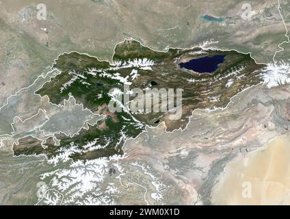 Farb-Satellitenbild Kirgisistans, mit Rändern und Maske. Stockfoto