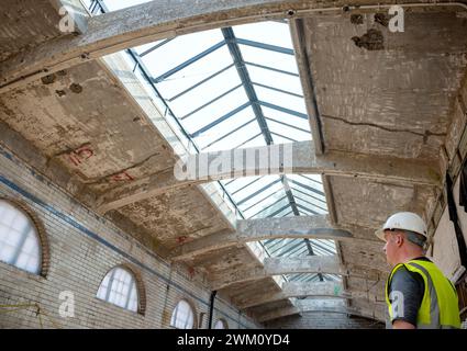 Das Innere des Govanhill Baths Swimmingpools während der Renovierungsarbeiten im Süden von Glasgow 2023 Stockfoto