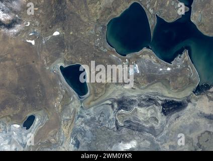 Farb-Satellitenbild des Schrumpfens des Aralmeeres 2022. Stockfoto