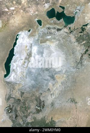 Farb-Satellitenbild des Schrumpfens des Aralmeeres 2020. Stockfoto