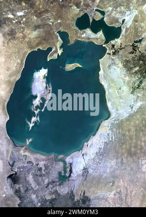Farb-Satellitenbild des Schrumpfens des Aralmeeres 1990. Stockfoto