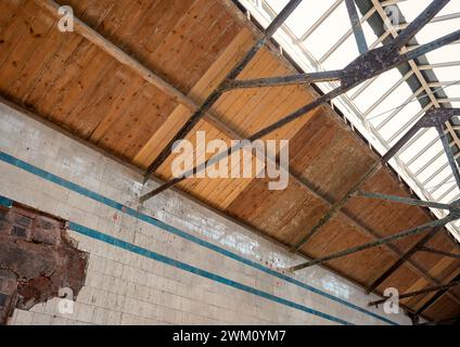 Das Innere des Govanhill Baths Swimmingpools während der Renovierungsarbeiten im Süden von Glasgow 2023 Stockfoto