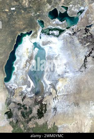 Farb-Satellitenbild des Schrumpfens des Aralmeeres 2010. Stockfoto
