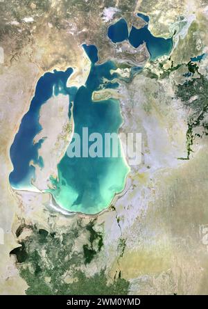 Farb-Satellitenbild des Schrumpfens des Aralmeeres 2000. Stockfoto