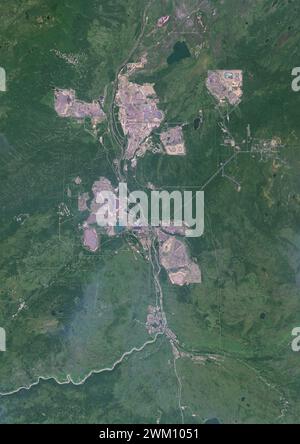 Farb-Satellitenbild von Teersanden oder Ölsanden, die 2022 in Fort McKay, Alberta, Kanada, ausgebeutet wurden. Stockfoto