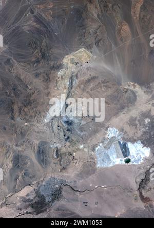 Farb-Satellitenbild der Kupfermine Chuquicatama in Chile im Jahr 2023. Chuquicamata, auch Chuqui genannt, ist die größte Tagebau-Kupfermine der Welt, was das Aushubvolumen betrifft. Stockfoto