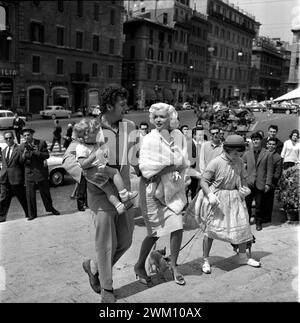 3823876 Jayne Mansfield, Mickey Hargitay und ihre Söhne; (add.info.: Rome, Spanish Steps, 1960). Die US-amerikanische Schauspielerin Jayne Mansfield, ihr zweiter Ehemann Mickey Hargitay und ihre Söhne / Roma, Trinità dei Monti, 1960. L'attrice americana Jayne Mansfield, il suo secondo marito Mickey Hargitay e i loro figli - © Aldo Durazzi / Marcello Mencarini Archives); © Marcello Mencarini. Alle Rechte vorbehalten 2024. Stockfoto