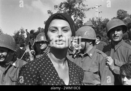 3824032 Sophia Loren; (add.info.: 07-10-1960. Schauspielerin Sophia Loren am Set des Films „La Ciociara“ („zwei Frauen“) von Vittorio de Sica / 10.07.1960. L'attrice Sophia Loren sul Set del Film 'La Ciociara' diretto da Vittorio de Sica - Marcello Mencarini Historisches Archiv); © Marcello Mencarini. Alle Rechte vorbehalten 2024. Stockfoto