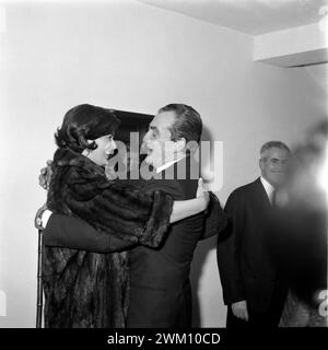 3823886 Lucia Bosé und Luchino Visconti; (add.info.: Rom, 1960. Die italienische Schauspielerin Lucia Bosé und der Regisseur Luchino Visconti Embracing / Roma, 1960. L'attrice Lucia Bosé e il regista Luchino Visconti che si abbracciano - © Aldo Durazzi / Marcello Mencarini Archives); © Marcello Mencarini. Alle Rechte vorbehalten 2024. Stockfoto