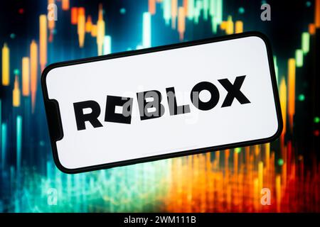 In dieser Fotoabbildung wird ein Roblox-Logo auf einem Smartphone angezeigt. Stockfoto