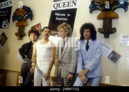 3824834 Festival di Sanremo 1984; (add.info.: Sanremo Music Festival, 2. Februar 1984. Die Rockband Queen Gast beim Festival (von links: John Deacon; Freddy Mercury; Roger Taylor; Brian May) / Festival di Sanremo, 2. Februar 1984. IL gruppo Rock dei Queen trotz A Sanremo (da sinistra: John Deacon; Freddy Mercury; Roger Taylor; Brian May)); © Marcello Mencarini. Alle Rechte vorbehalten 2024. Stockfoto