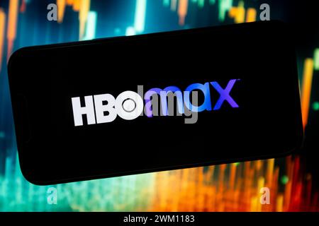 In dieser Fotoabbildung wird ein HBO Max Logo auf einem Smartphone angezeigt. Stockfoto