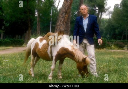 3825320 Joseph Brodsky; (add.info.: Rom, Villa Borghese, um 1985. Russisch-amerikanischer Dichter Joseph Brodsky mit einem Pony / Roma, Villa Borghese, ca. 1985. IL poeta Josif Brodskij con un pony); © Marcello Mencarini. Alle Rechte vorbehalten 2024. Stockfoto
