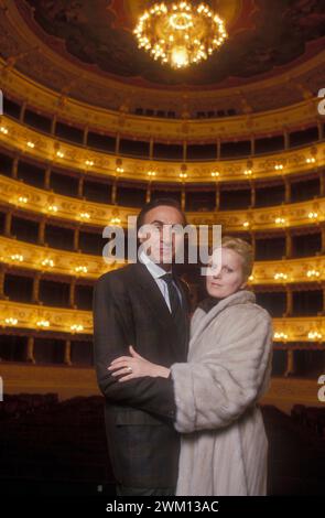 3827422 Pippo Baudo und Katia Ricciarelli; (add.info.: Parma Royal Theater 1986. Der italienische Fernsehmoderator Pippo Baudo und seine Frau, die Sopranistin Katia Ricciarelli / Teatro Regio di Parma, 1986. IL Presentatore televisivo Pippo Baudo e sua moglie, il Soprano Katia Ricciarelli); © Marcello Mencarini. Alle Rechte vorbehalten 2024. Stockfoto