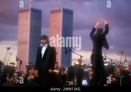 3827701 Andrea Bocelli; (add.info.: Konzert zu Ehren aller italienischen Einwanderer) von Andrea Bocelli und dem New Jersey Simphony Orchestra mit den Twin Towers im Hintergrund. Dirigent Steven Mercurio. Liberty State Park, New York, 6. Juli 2000 / Concerto di Andrea Bocelli A Liberty State Park. New Jersey Simphony Orchestra Diretta da Steven Mercurio. Sullo sfondo le Twin Towers. New York, 6. luglio 2000); © Marcello Mencarini. Alle Rechte vorbehalten 2024. Stockfoto