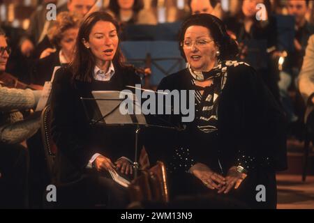 3827891 Monserrat Caballe; (add.info.: Rom, St. Mary of the Angels and rhe Martyrs Basilica, 1999. Die Sopranistin Montserrat Caballé und ihre Tochter Montserrat Martì singen gemeinsam während einer Probe in Rom, Basilica di Santa Maria degli angeli e dei martiri, 1999. IL Sopranistin Montserrat Caballè e sua figlia Montserrat Martì cantano insieme durante una prova); © Marcello Mencarini. Alle Rechte vorbehalten 2024. Stockfoto