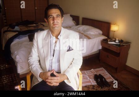 3828322 Placido Domingo; (add.info.: Venedig Lido, Venedig Filmfestival 1984. Der spanische Tenor Placido Domingo – beim Festival, um den Film „Carmen“ zu präsentieren, in dem er von Francesco Rosi Regie führt – in seinem Hotelzimmer im Excelsior Hotel / Lido di Venedig, Mostra del Cinema di Venedig 1984. IL tenore Placido Domingo -al Lido per präsentare il Film 'Carmen' di cui è interprete, diretto da Francesco Rosi- nella sua camera d'albergo all'Hotel Ecxelsior); © Marcello Mencarini. Alle Rechte vorbehalten 2024. Stockfoto