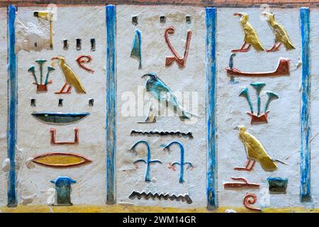 Nahaufnahme farbenfroher Hieroglyphengemälde im Grab von Ramses IV (Ramses IV) im Tal der Könige, Luxor West Bank, Ägypten Stockfoto