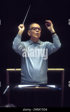 3829657 Ennio Morricone; (add.info.: Rome, Pius XII Auditorium, 7-11-1998. Der italienische Komponist Ennio Morricone dirigiert eine Probe / Roma, Auditorium Pio XII, 7-11-1998. IL compositore Ennio Morricone mentre dirige una prova); © Marcello Mencarini. Alle Rechte vorbehalten 2024. Stockfoto