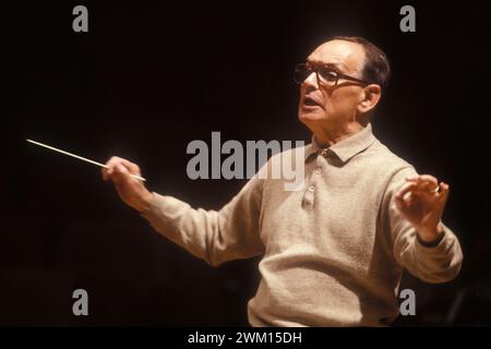 3829654 Ennio Morricone; (add.info.: Rome, Pius XII Auditorium, 7-11-1998. Der italienische Komponist Ennio Morricone dirigiert eine Probe / Roma, Auditorium Pio XII, 7-11-1998. IL compositore Ennio Morricone mentre dirige una prova); © Marcello Mencarini. Alle Rechte vorbehalten 2024. Stockfoto