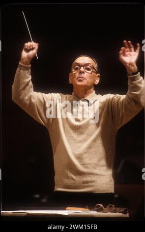 3829666 Ennio Morricone; (add.info.: Rome, Pius XII Auditorium, 7-11-1998. Der italienische Komponist Ennio Morricone dirigiert eine Probe / Roma, Auditorium Pio XII, 7-11-1998. IL compositore Ennio Morricone mentre dirige una prova); © Marcello Mencarini. Alle Rechte vorbehalten 2024. Stockfoto