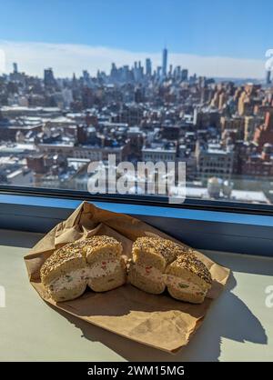 Alles mit der Skyline von New York City in der Ferne Stockfoto