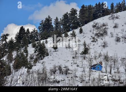 Drung, Indien. Februar 2024. Eine Hütte wird auf dem schneebedeckten Hügel nach starkem Schneefall während eines Wintertages in Drung gesehen, etwa 45 km von Srinagar, der Sommerhauptstadt von Jammu und Kaschmir. Quelle: SOPA Images Limited/Alamy Live News Stockfoto