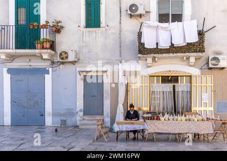 Frau, die Orecchiette, die typische apulische Pasta, zubereitet, auf der Straße in der Innenstadt von Bari, Region Apulien, Süditalien, Europa - 18. September 2022 Stockfoto