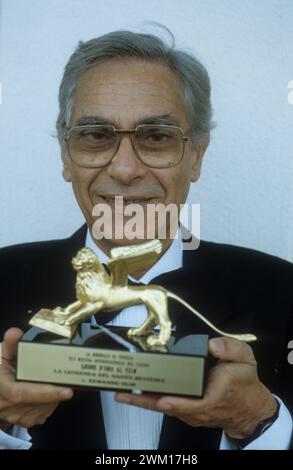 3831696 Venedig Lido; (add.info.: Venedig Lido, Venedig Filmfestival 1988. Festivaldirektor Guglielmo Biraghi mit dem Goldenen Löwenpreis an Regisseur Ermanno Olmi für den Film „La leggenda del santo bevitore“ (die Legende des Heiligen Trinkers) / Lido di Venezia, Mostra del Cinema di Venezia 1988. IL direttore del Festival Guglielmo Biraghi tiene in mano il premio Leone d'oro assegnato al regista Ermanno Olmi per il Film „La leggenda del santo bevitore“); © Marcello Mencarini. Alle Rechte vorbehalten 2024. Stockfoto