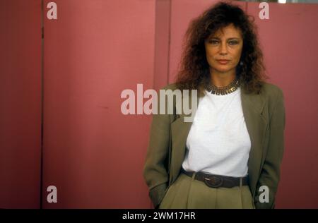 3831705 Jacqueline Bisset; (add.info.: Venedig Lido, Venedig Filmfestival 1989. Die britische Schauspielerin Jacqueline Bisset, die in „Szenen aus dem Klassenkampf in Beverly Hills“ unter der Regie von Paul Bartel zu sehen ist und auf dem Festival /Lido di Venezia, Mostra del Cinema di Venezia 1989 präsentiert wurde. L'attrice Jacqueline Bisset, protagonista di 'Scene di lotta di classe a Beverly Hills', diretto da Paul Bartel e präsentato alla Mostra); © Marcello Mencarini. Alle Rechte vorbehalten 2024. Stockfoto