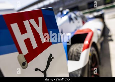 15 VANTHOOR Dries (bel), MARCIELLO Raffaele (SWI), WITTMANN Marco (ger), BMW M Team WRT, BMW Hybrid V8, Ambiance während des Prologs der FIA Langstrecken-Weltmeisterschaft 2024, vom 24. Bis 26. Februar 2024 auf dem Losail International Circuit in Lusail, Katar Stockfoto