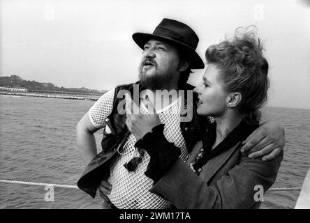 3832064 Hanna Schygulla und Regisseur Rainer Werner Fassbinder; (add.info.: Filmfestival Venedig 1980. Die deutsche Schauspielerin Hanna Schygulla und der Regisseur Rainer Werner Fassbinder auf einem Pier am Lido von Venedig / Mostra del Cinema di Venezia 1980. L'attrice Hanna Schygulla e il regista Rainer Werner Fassbinder su un pontile al Lido di Venezia); © Marcello Mencarini. Alle Rechte vorbehalten 2024. Stockfoto