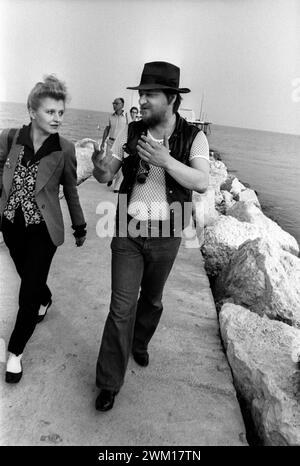 3832063 Hanna Schygulla und Regisseur Rainer Werner Fassbinder; (add.info.: Filmfestival Venedig 1980. Die deutsche Schauspielerin Hanna Schygulla und der Regisseur Rainer Werner Fassbinder auf einem Pier am Lido von Venedig / Mostra del Cinema di Venezia 1980. L'attrice Hanna Schygulla e il regista Rainer Werner Fassbinder su un pontile al Lido di Venezia); © Marcello Mencarini. Alle Rechte vorbehalten 2024. Stockfoto