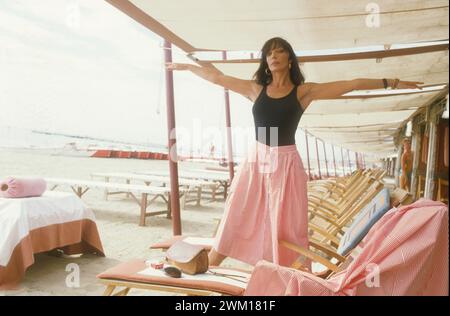 3832349 Marie Laforêt; (add.info.: Venedig Lido, Hotel Excelsior Beach, Venedig Filmfestival 1985. Die französische Sängerin und Schauspielerin Marie Laforêt, die Hauptrolle in dem Film Tangos, das Exil von Gardel unter der Regie von Fernando Solanas / Lido di Venezia, spiaggia dell'Hotel Excelsior, Mostra del Cinema di Venezia 1985. L'attrice-cantante francese Marie Laforêt, interprete del Film in Concorso 'Tangos, l'exil de Gardel' diretto da Fernando Solanas - © Marcellon Mencarini); © Marcello Mencarini. Alle Rechte vorbehalten 2024. Stockfoto