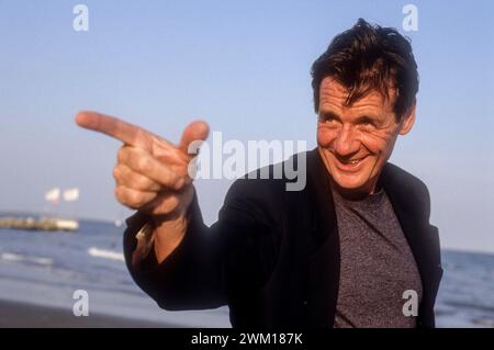 3832652 Michael Palin; (add.info.: Lido Venedig, Filmfestival Venedig 1991. Der britische Komiker, Schauspieler, Schriftsteller und Fernsehmoderator Michael Palin, der vor allem als Mitglied der Comedy-Gruppe Monty Python bekannt war, war auf dem Festival für seinen Film „American Friends“ / Lido di Venezia, Mostra del Cinema di Venezia 1991. L'attore comico, regista, scrittore e präsentatore televisivo inglese Michael Palin, famoso anche per essere uno dei Monty Python, alla Mostra fuori concorso con il Film da lui diretto 'Le amiche americane'); © Marcello Mencarini. Alle Rechte vorbehalten 2024. Stockfoto