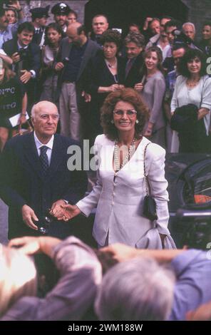 3832709 Sophia Loren und ihr Ehemann Carlo Ponti; (add.info.: Spoleto (Perugia), Festival der zwei Welten 1996. Schauspielerin Sophia Loren und ihr Mann Carlo Ponti beim Spoleto Festival für das Debüt als Theaterregisseur ihres Sohnes Edoardo / Spoleto (Perugia), Festival dei Due mondi 1996. L'attrice Sophia Loren e suo marito Carlo Ponti, al Festival di Spoleto per il debutto come regista teatrale del loro figlio Edoardo); © Marcello Mencarini. Alle Rechte vorbehalten 2024. Stockfoto