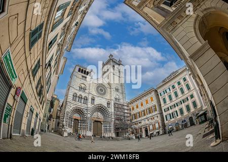 GENUA, ITALIEN - 20. MÄRZ 2021: Duomo di Genova oder Cattedrale di San Lorenzo, eine römisch-katholische Kathedrale. Wurde 1118 von Papst Gelasius II. Geweiht Stockfoto