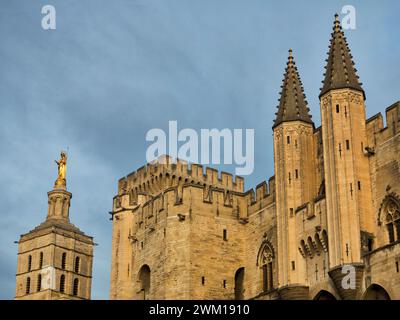 4065448 päpstlicher Palast (Palais de Papes) und Glockenturm der Kathedrale von Avignon (Cathedrale Notre-Dame des Doms d'Avignon), Frankreich; (add.info.: päpstlicher Palast (Palais de Papes) und Glockenturm der Kathedrale von Avignon (Cathedrale Notre-Dame des Doms d'Avignon), Frankreich Palazzo dei Papi (Palais de Papes) e campanile della Cattedrale di Avignone (Cathedrale Notre-Dame des Doms d'Avignon), Francia); © Marcello Mencarini. Alle Rechte vorbehalten 2024. Stockfoto