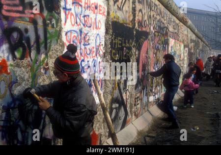 4065476 West-Berlin, November 1989. Die Berliner Mauer nach der Öffnung der Grenze zwischen DDR und Westdeutschland; (add.info.: Berlin (1989) Berlino Ovest, Novembre 1989. IL Muro di Berlino dopo la dichiarazione dell'apertura delle frontiere tra Germania Est e Germania Ovest); © Marcello Mencarini. Alle Rechte vorbehalten 2024. Stockfoto