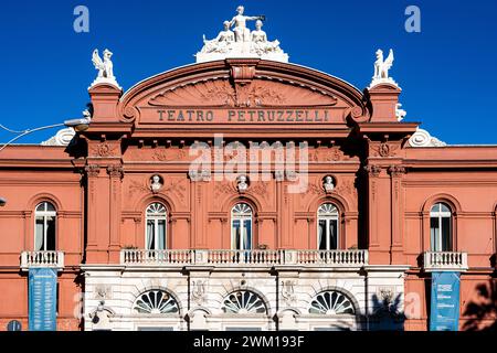 Petruzzelli Theater. (1903), Fassade des historischen Theaters. Stadt Bari, Region Apulien (Apulien), Süditalien, Europa, 18. September 2022 Stockfoto