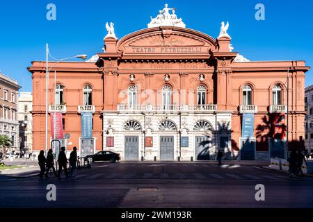 Petruzzelli Theater. (1903), Fassade des historischen Theaters. Stadt Bari, Region Apulien (Apulien), Süditalien, Europa, 18. September 2022 Stockfoto