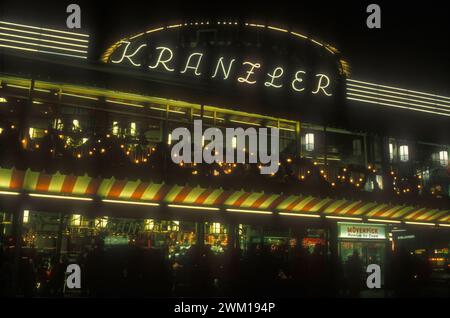 4065499 West-Berlin, 1989. Café und Konditorei Kranzleron am Kurfürstendamm (oder Ku'Damm); (add.info.: Berlin (1989) Berlino Ovest, 1989. La pasticceria Kranzler sul viale Kurfürstendamm (o Ku'Damm); © Marcello Mencarini. Alle Rechte vorbehalten 2024. Stockfoto