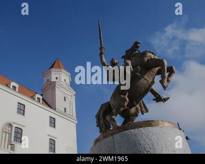 4065558 Bratislava, 2010. Denkmal für Svatopluk vor der Burg Bratislava. Svatopluk (846–894) war Fürst des Fürstentums Nitra und dann König von Großmähren. Unter seiner Herrschaft erreichte Großmähren seine maximale territoriale Expansion (add.info.: Bratislava Bratislava, 2010). Monumento a Svatopluk davanti al Castello di Bratislava. Svatopluk (846-894) Fu principe di Nitra e poi re della Grande Moravia che sotto il suo governo raggiunse la sua massima estensione territoriale); © Marcello Mencarini. Alle Rechte vorbehalten 2024. Stockfoto