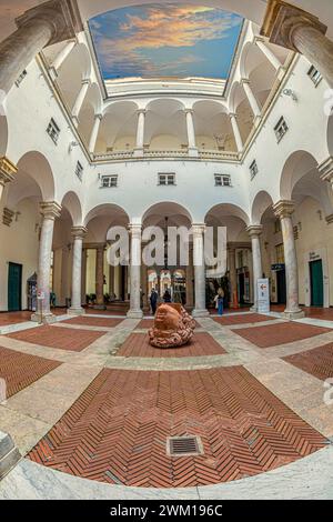 GENUA, ITALIEN - 20. MÄRZ 2021: Innenraum des Palazzo Ducale (Dogenpalast) aus dem Jahr 1291. Eingang von der Piazza Raffaele de Ferrari. Es ist heute ein Museum Stockfoto