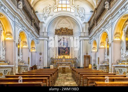 Inneres der Kirche San Giacomo (St. Jakobskirche), 12. Jahrhundert, historisches Zentrum von Bari, Apulien (Apulien), Süditalien, 18. September 20 Stockfoto