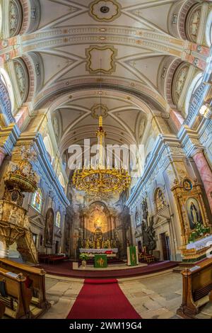 SIBIU, SIEBENBÜRGEN, RUMÄNIEN – 8. JULI 2020: Innere der Jesuitenkirche oder Kirche der Heiligen Dreifaltigkeit, einer römisch-katholischen Kirche, die im Großen Squ erbaut wurde Stockfoto