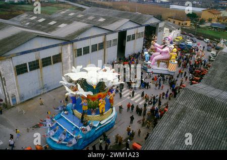 4065949 Karneval Viareggio, um 1987: Karnevalswagen; (add.info.: KARNEVAL VIAREGGIO, um 1987. Karnevalswagen / CARNEVALE DI VIAREGGIO, 1987 ca. Carri allegorici - © Marcello Mencarini); © Marcello Mencarini. Alle Rechte vorbehalten 2024. Stockfoto