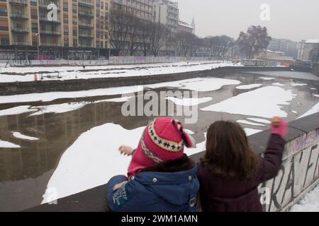 4066172 Mailand, Januar 2006. Naviglio Grande Kanal nach einem Schneefall; (add.info.: Schnee in Mailand Mailand, Gennaio 2006. IL Naviglio grande dopo una nevicata); © Marcello Mencarini. Alle Rechte vorbehalten 2024. Stockfoto